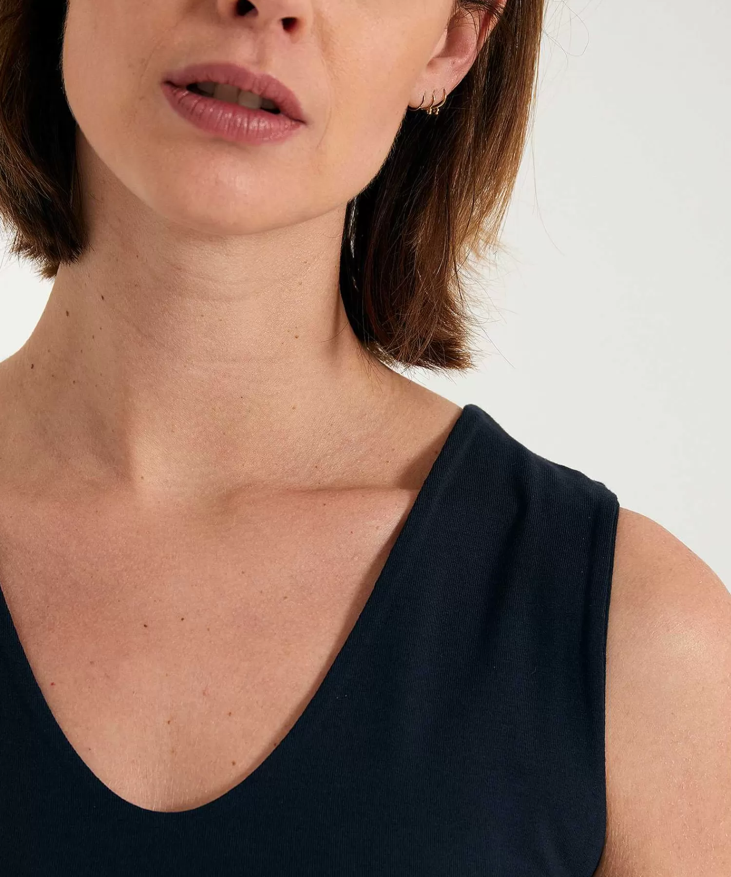 * Camiseta Sin Mangas Con Doble Panel Y Cuello En V De Essentials Shop