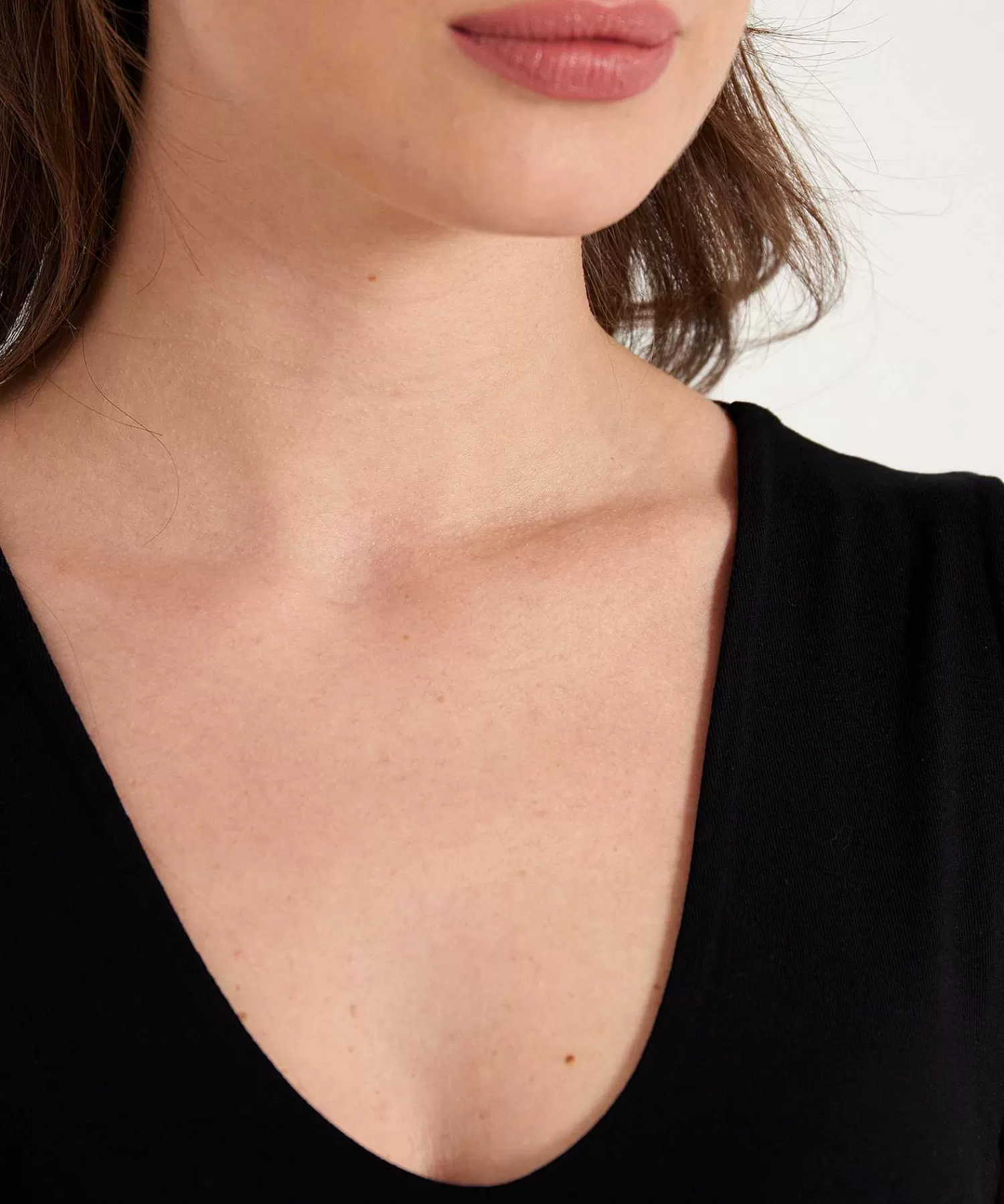 * Camiseta Sin Mangas Con Doble Panel Y Cuello En V De Essentials Best