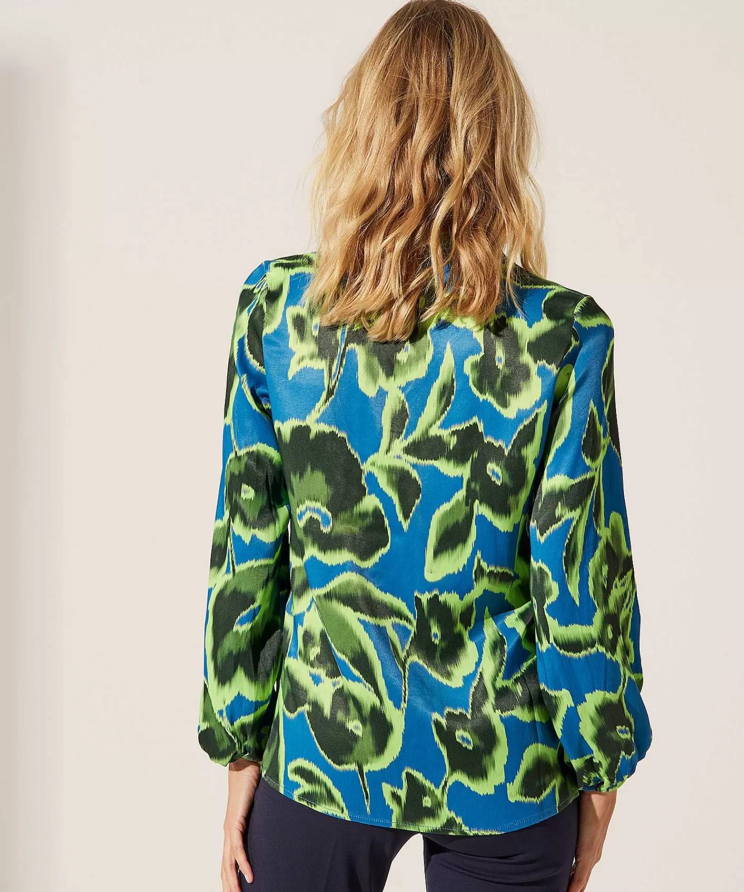 KYRA Blusa Sedosa Flor Attina Outlet